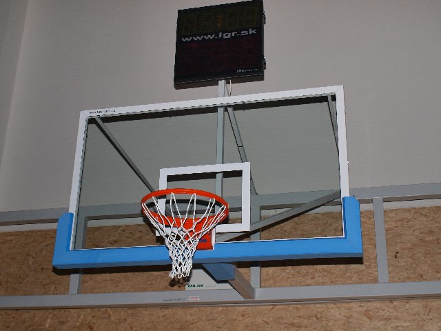 Basketbalová deska - bezpečnostní sklo.