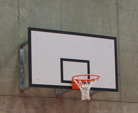 Basketbalová deska pro venkovní použití.