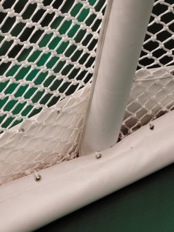 Chránič zadní podpěry hokejové branky.